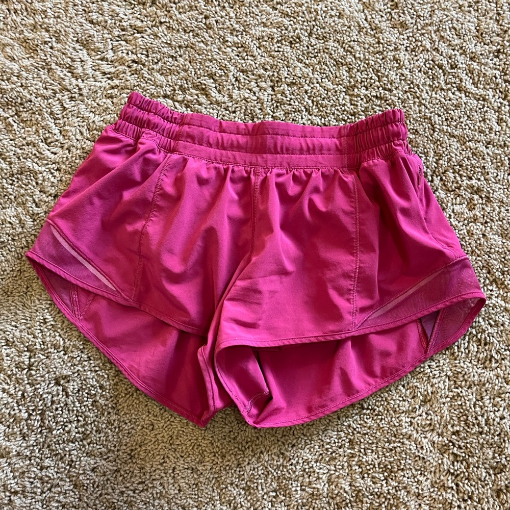 Lululemon Hotty Hot 2.5 in short. Size 4